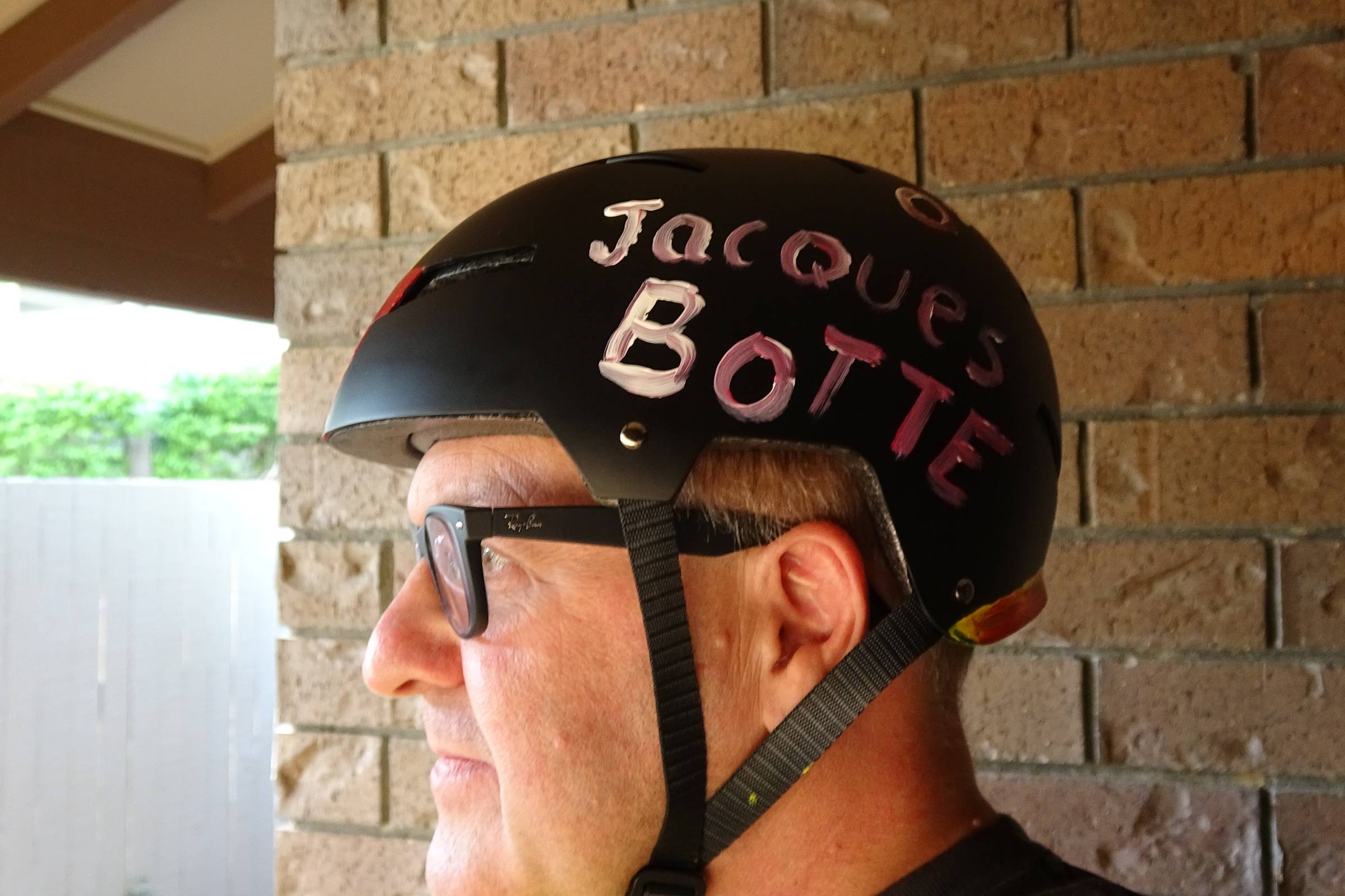 Jacques Botte wearing the helmet hand-painted with his name.